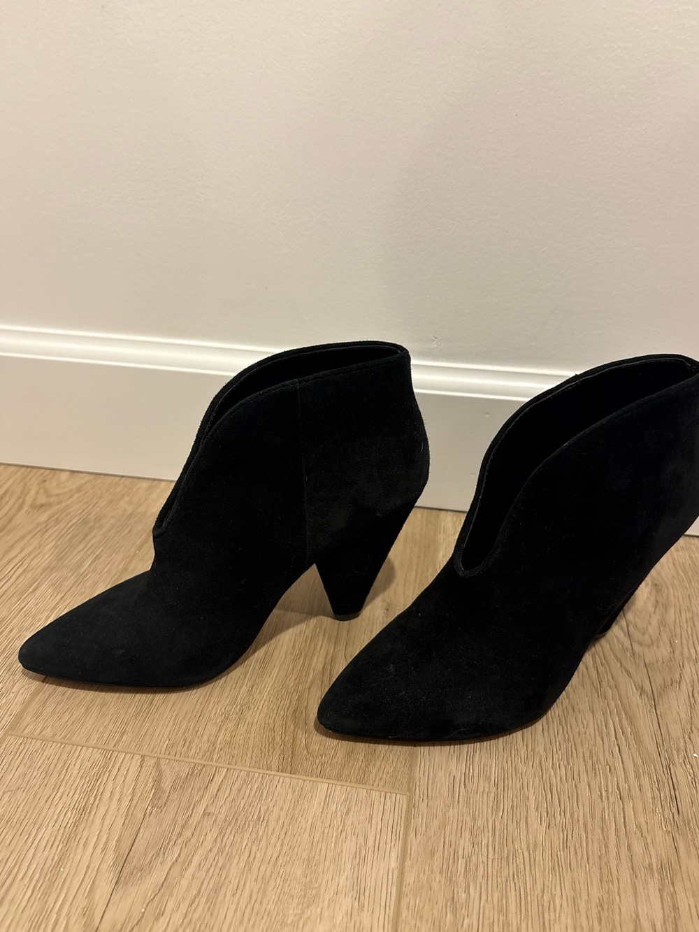 Vince Camuto Black Suede Pointed Toe Ankle Booties Heels-size 5 1/2 - Picture 3 of 4